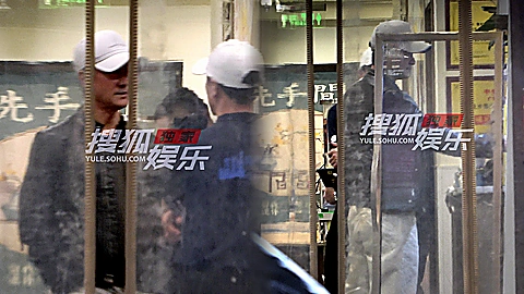 吴京餐厅点外带站吧台事件